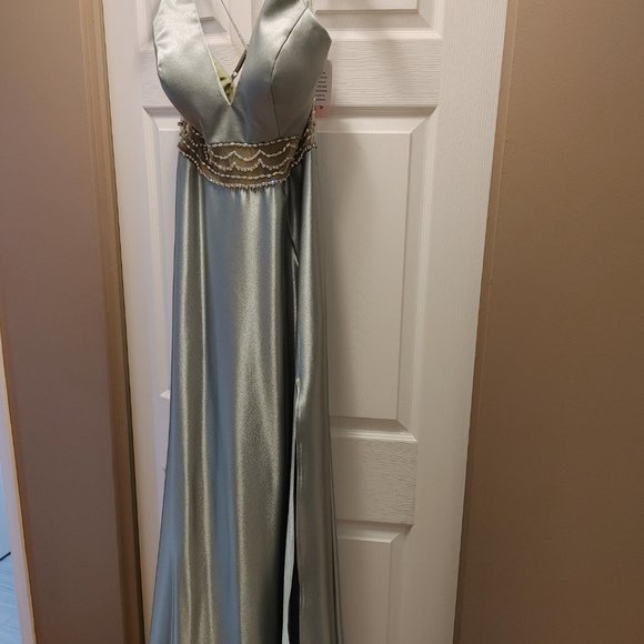 Prom dress for sale - Never worn - Picture 2 of 6